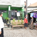 Wabup Subandi meninjau rumah yang diterjang puting beliung di Desa Kwangsan Sedati, Jumat (5/11/2021). foto: Kominfo Sidoarjo 