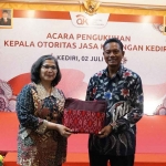 Pj Wali Kota Kediri, Zanariah, saat menyerahkan cendera mata kepada Eks Kepala OJK Kediri, Bambang Supriyanto. Foto: Ist