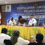 Dinas Koperasi dan UKM Jawa Timur bersama KPPU saat penyuluhan hukum bagi pelaku usaha.