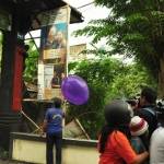 ?Warga berinisiatif melepas Alat Peraga Kampanye disalah satu sudut di Kota Kediri, Minggu (6/4/2014). foto : arif kurniawan/BANGSAONLINE