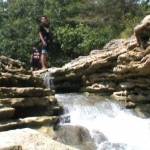 Keindahan air terjun Kedung Maor menarik minat muda-mudi untuk ngabuburit di tengah hutan.foto:net