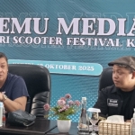 Kepala Dinas Kebudayaan, Pariwisata Pemuda dan Olahraga Kota Kediri, Bambang Priyambodo (kiri) dan Ketua Panitia KSF #8, Bimo saat menggelar konferensi pers. Foto: Muji Harjita/BANGSAONLINE
