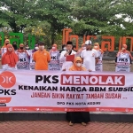 Pengurus dan kader PKS Kota Kediri saat menggelar flashmob di kawasan Taman Brantas. Foto: Ist