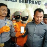 KBO Satnarkoba Ipda Edi Eko Purnomo didampingi Kabag Humas Polres saat jumpa pers polisi dan wartawan jual sabu. foto: BAHRI/ BANGSAONLINE