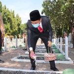 Kapolres Pasuruan Kota saat tabur bunga di Taman Makam Pahlawan (TMP) Kota Pasuruan.