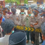 Massa FKMPP saat menggelar demo di depan Kantor BPBD Pamekasan. (foto: ist)