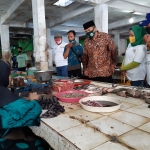 Cabup Bambang Haryo Soekartono saat mengunjungi Pasar Wadung Asri, Waru, Sabtu (19/9). foto: MUSTAIN/ BANGSAONLINE