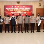 Bupati Malang Sanusi foto bersama Kapolres Malang dan 5 Kapolsek Jajaran yang mendapat hadiah mobil.