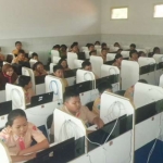 Siswa-siswi saat mengikuti latihan melakukan penerapan ujian dengan menggunakan komputer. Foto: SOFFAN/BANGSAONLINE