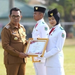 Wali Kota Nurochman menyerahkan piagam penghargaan kepada seluruh anggota, pelatih, dan pembina Paskibraka Kota Batu.