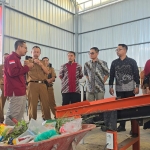 GM PT SBI Pabrik Tuban, Priyatno, saat menjelaskan tentang TPST berkapasitas 5 ton per hari yang dioperasikan masyarakat sekitar perusahaan.