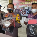 Kapolresta Banyuwangi Kombes Pol Arman Asmara Syarifuddin menunjukkan barang bukti.