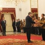 Presiden Jokowi saat menerima penyerahan surat-surat kepercayaan empat Dubes negara sahabat di Istana Merdeka. Foto: bisnis.com