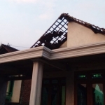 Kondisi salah satu rumah yang rusak tersapu puting beliung.