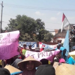 Aksi massa Lakardowo berdemo di pintu masuk kantor Pemkab Mojokerto. Mereka menolak keberadaan PT PRIA. foto: YUDI EP/ BANGSAONLINE