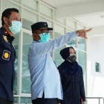 Kepala Kantor Wilayah Kementerian Hukum dan HAM Jawa Timur, Krismono (sedang menunjuk) saat berkunjung ke Kantor Imigrasi Kediri di Kecamatan Grogol. 