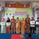 Bupati Karna dan Wabup Nyai Khoirani foto bersama ketua RT penerima insentif. Foto: SYAIFUL BAHRI/ BANGSAONLINE