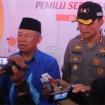 Ketua Takmir Masjid Agung Baiturahman Ngawi, Syamsudin Mustakim, bersama Kapolres Ngawi AKBP Pranatal Hutajulu memberikan keterangan usai pleno rekapitulasi.
