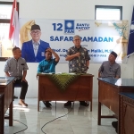 Anggota DPR RI asal Fraksi Amanat Nasional (PAN) Prof. Zainudin Maliki saat ngobrol santai dengan wartawan Gresik. Foto: SYUHUD/ BANGSAONLINE