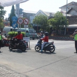 Petugas Satlantas Polres Ngawi saat melakukan razia.