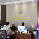 Salah satu staf pemkot mendatangi Kantor Kejari Kota Probolinggo.