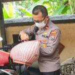 Petugas dari Polsek Magersari saat mengamankan barang bukti judi sabung ayam.