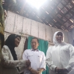 Gubernur Khofifah Indar Parawansa didampingi Kepala ESDM Jatim Setiajid saat di dalam rumah Mbah Lami. foto: EKY NURHADI/ BANGSAONLINE