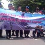 Kasatlantas Polres Gresik, AKP Happy bersama petugas Dishub Gresik dan Kodim 0817 ketika demo camera drone. (syuhud/BANGSAONLINE)