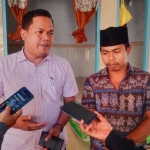 Bacakades Tolbuk, Bangkalan, bersama kuasa hukumnya saat memberi keterangan kepada awak media.