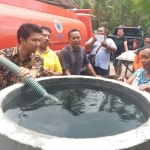 Bupati Emil saat memberikan pasokan air bersih pada warga dusun Selorejo, Desa Mlinjon, Kecamatan Suruh, Trenggalek. foto: HERMAN S/ BANGSAONLINE
