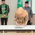 Gubernur Khofifah melakukan penandatanganan kesepakatan bersama untuk pelaksanaan bakti sosial kesehatan mata bertajuk 