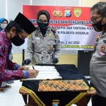 Penandatanganan naskah pakta integritas oleh para panitia, peserta, dan orang tua.
