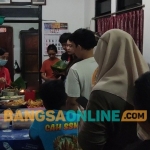 Warung nasi pecel Robiyah di pesantren Kota Kediri yang selalu ramai pembeli. Foto: Muji Harjita/BANGSAONLINE