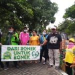 Suporter Persebaya yang tergabung dalam Bonek Peduli Bencana Alam melakukan aksi kemanusiaan untuk korban bencana banjir Kali Lamong.