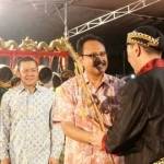 Wagub Prov Jatim Gus Ipul Memberikan sebuah cinderamata wayang golek kepada juru dalang wayang kulit tadi malam di malam HUT TVRI Ke-38, di halaman sisi barat TVRI Jatim. foto: humas