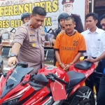Wakapolres Blitar Kota Kompol Nur Halim saat memeriksa motor yang dipakai M Nizar untuk merampas hp.