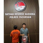 Tersangka saat bersama petugas dari Satresnarkoba Polres Pasuruan.