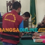 AF dan AK saat berkonsultasi dengan pengacaranya terkait sikap yang akan diambil atas vonis Majelis Hakim atas kasus penganiayaan terhadap santri dari Banyuwangi. Foto: MUJI HARJITA/BANGSAONLINE