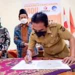 Kepala Diskominfo Kota Kediri Apip Permana saat melakukan penandatanganan MoU disaksikan oleh Ketua Bawaslu Kota Kediri Mansur dan Komisioner Bawaslu Provinsi Jawa Timur Divisi Humas Hubal, Nur Elya Anggraini. foto: ist.