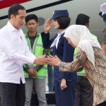 Gubernur Jawa Timur Khofifah Indar Parawansa menyambut kedatangan Presiden RI Ir. Joko Widodo, tiba di Bandara Internasional Juanda pada pukul 09.20 WIB dengan menggunakan pesawat Kepresidenan Indonesia-1. foto: ist.