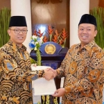 Menteri ATR/BPN saat menyerahkan sertifikat hak pakai kepada Menteri Luar Negeri.