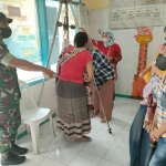 Babinsa Koramil 0830/03 Pabean Cantian wilayah Kelurahan Bongkaran, Serka Chairul, saat mendampingi Posyandu dan penimbangan balita.