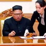 Kim Yo Jong, membantu kakaknya yang juga pemimpin Korea Utara Kim Jong Un menandatangani MoU setelah pertemuan puncak dengan Presiden Korea Selatan Moon Jae-in, di Wisma Negara Paekhwawon, di Pyongyang, Korea Utara. foto: Pyongyang Press Corps Pool via AP