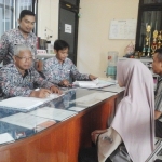 Pelayanan masyarakat di Kecamatan Prajuritkulon.