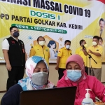 Bupati Kediri Hanindhito Himawan Pramana (rompi hitam), Ketua DPD Golkar Jawa Timur M. Sarmuji (tiga dari kiri) dan Ketua DPD Golkar Kabupaten Kediri Sigit Sosiawan (pegang mik). foto: ist.