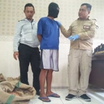 Pelaku dan sejumlah barang bukti saat dirilis di Mapolres Blitar Kota. foto: AKINA/ BANGSAONLINE