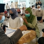 Tiga muallaf, di antaranya bule dari Prancis saat dibimbing Prof Dr KH Ali Aziz ikrar dua kalimat syahadat di Masjid Nasional Al-Akbar Surabaya, Jumat (3/9/2021). foto: m mas