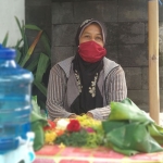 Salah satu penjual bunga tabur di Pacitan.
