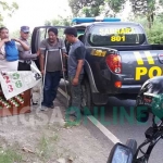 Tersangka saat hendak dikeler petugas Polsek Jatirogo. foto: AHMAD/ BANGSAONLINE