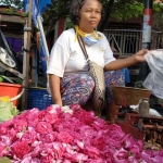 Siti Komariah, salah satu pedagang bunga di Pasar Legi Kota Blitar.